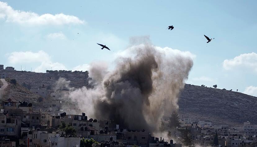 Bei einem israelischen Luftangriff auf die Stadt Dschenin im israelisch besetzten Westjordanland sind mindestens sechs Menschen get&ouml;tet worden.