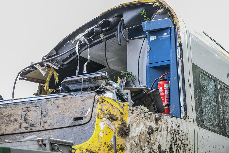 Nach dem tödlichen Zugunglück bei Riedlingen wird am Dienstag der Unfallzug geborgen.