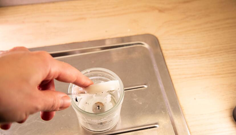 Schritt 3: Das Wachs abnehmen und das restliche Wasser abgießen.