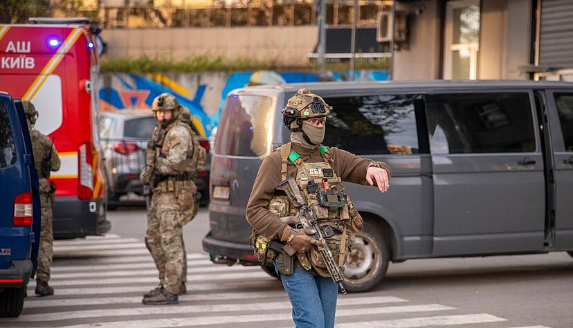 Polizeikr&auml;fte sperren zum Schutz von Zivilisten eine Stra&szlig;e in Kiew bei einer Schie&szlig;erei - allerdings sollen sich Berichten zufolge nicht alle Beamten so professionell verhalten haben.