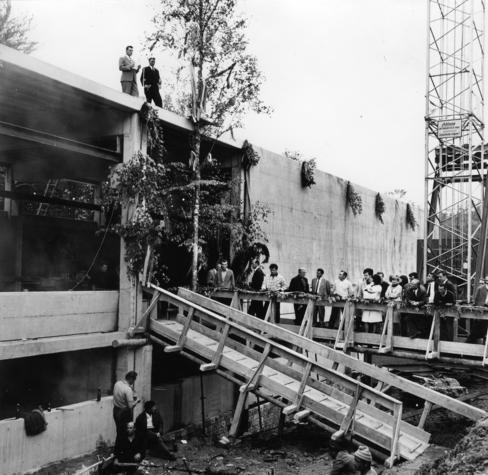 Richtfest am 25. Mai 1965. Gigant aus Stahl und Beton. Am neuen Prüfstandturm P III werden die ersten Versuche mit dem Haupttriebwerk der dritten Stufe der Europa-Rakete stattfinden. Richtfest am 25. Mai 1965. Gigant aus Stahl und Beton. Am neuen Prüfstandturm P III werden die ersten Versuche mit dem Haupttriebwerk der dritten Stufe der Europa-Rakete stattfinden.