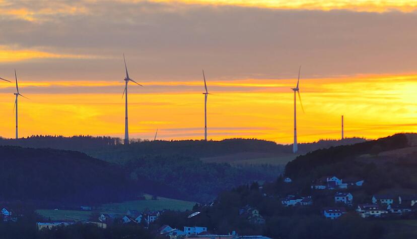 Der Windpark Boxberg-Ahorn ist einer von mittlerweile sieben, den die Zeag Energie AG betreibt. Das Unterbnehmen erzeugt seinen Strom künftig nur noch aus erneuerbaren Quellen.
Foto: Archiv/Gleichauf Der Windpark Boxberg-Ahorn ist einer von mittlerweile sieben, den die Zeag Energie AG betreibt. Das Unterbnehmen erzeugt seinen Strom künftig nur noch aus erneuerbaren Quellen.
Foto: Archiv/Gleichauf