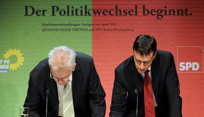 Kretschmann und Schmid bei der Unterschrift des Tisches 2011. (Archivfoto) Kretschmann und Schmid bei der Unterschrift des Tisches 2011. (Archivfoto)