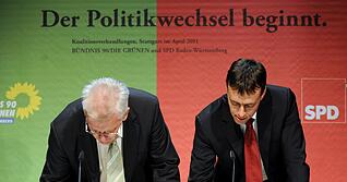 Kretschmann und Schmid bei der Unterschrift des Tisches 2011. (Archivfoto)