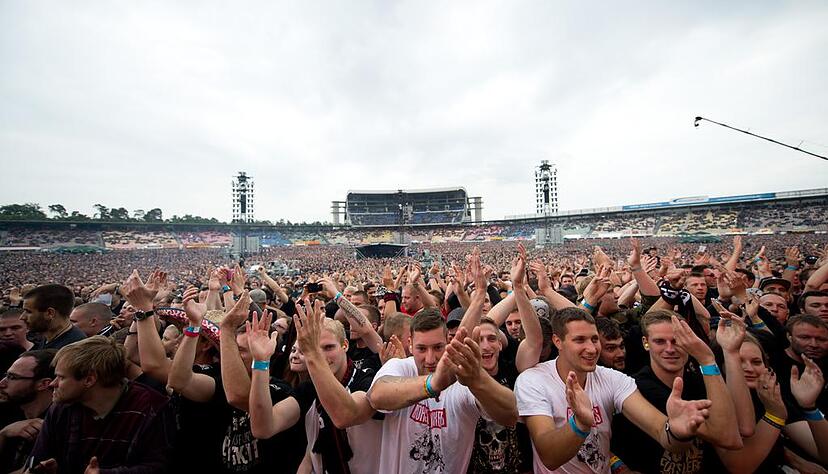 Etwa 100.000 Zuschauer verfolgen das erste von vier Konzerten der Hardrock-Band Böhse Onkelz auf dem Hockenheimring. Foto: Daniel Naupold/dpa Etwa 100.000 Zuschauer verfolgen das erste von vier Konzerten der Hardrock-Band Böhse Onkelz auf dem Hockenheimring. Foto: Daniel Naupold/dpa