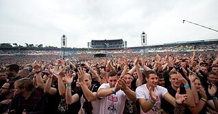 Etwa 100.000 Zuschauer verfolgen das erste von vier Konzerten der Hardrock-Band Böhse Onkelz auf dem Hockenheimring. Foto: Daniel Naupold/dpa