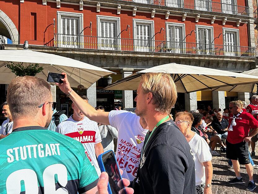 Selfie mit Timo Hildebrand: Der Ex-VfB-Keeper erfüllte auf dem Platz Foto-Wünsche.