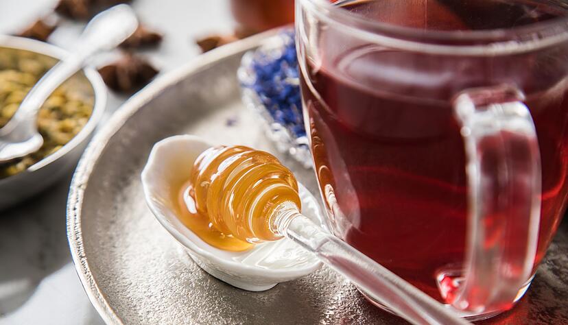 Honig kann bei Reizhusten wohltuend wirken: Studien zeigen, dass er die Symptome ähnlich gut lindert wie viele rezeptfreie Mittel. Honig kann bei Reizhusten wohltuend wirken: Studien zeigen, dass er die Symptome ähnlich gut lindert wie viele rezeptfreie Mittel.