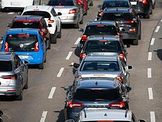 Stau auf der A81 am Mittwochnachmtittag. (Symbolbild)