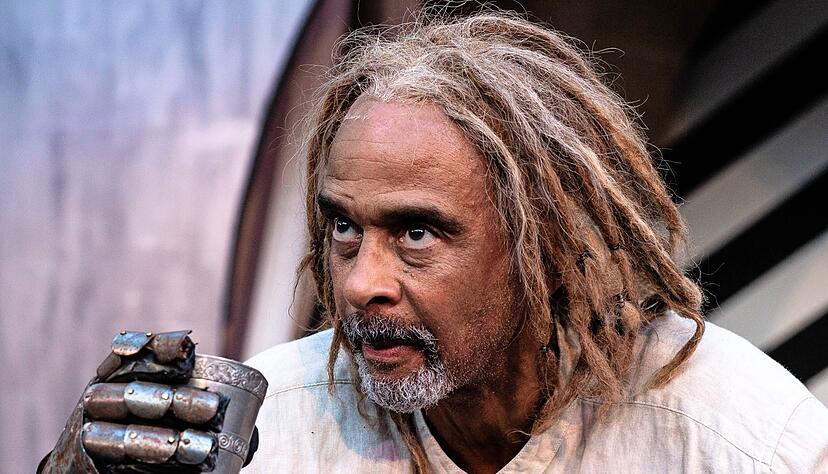 Präziser Bühnenschauspieler und Komödiant: Pierre Sanoussi-Bliss tänzelt souverän mit Dreadlocks und eiserner Faust durch eine muntere "Götz"-Inszenierung zwischen Pathos und Klamauk.
Fotos: Burgfestspiele Jagsthausen