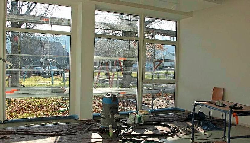 Hell und freundlich mit bodentiefen Fenstern sind jetzt auch die R&auml;ume des Kindergartens.