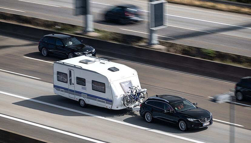 Sicher unterwegs mit Anhänger: Richtige Beladung und Fahrweise sind entscheidend. Sicher unterwegs mit Anhänger: Richtige Beladung und Fahrweise sind entscheidend.