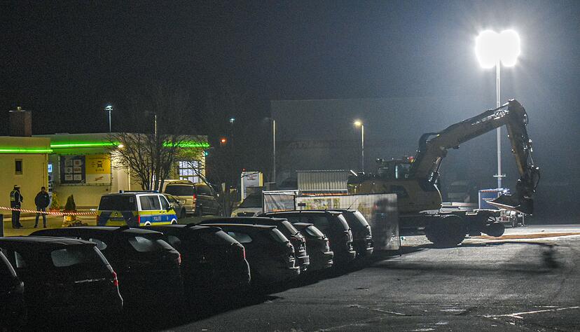 Die Chaosfahrt endete neben einem Autohaus.