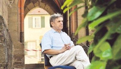 Blauer Stuhl vor dem Kirchenportal. Das Gemäuer bröckelt. Auch um die Renovierung kümmert sich Semek und findet: &bdquo;Das ist nicht so dramatisch.&ldquo; Foto: Alexander Hettich