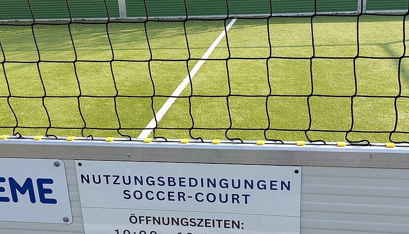 Die Aussage ist eigentlich klar: Den Soccer-Court in Untereisesheim d&uuml;rfen nur Kinder bis zw&ouml;lf Jahre benutzen.