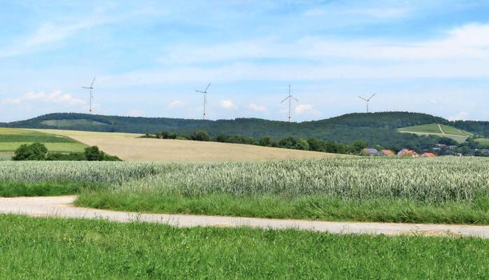 Diese Fotomontage zeigt, wie vier Windr&auml;der, vom Standort des Abstatter Teilorts Happenbach aus gesehen, in der Landschaft wirken w&uuml;rden.Visualisierung: Abo Wind