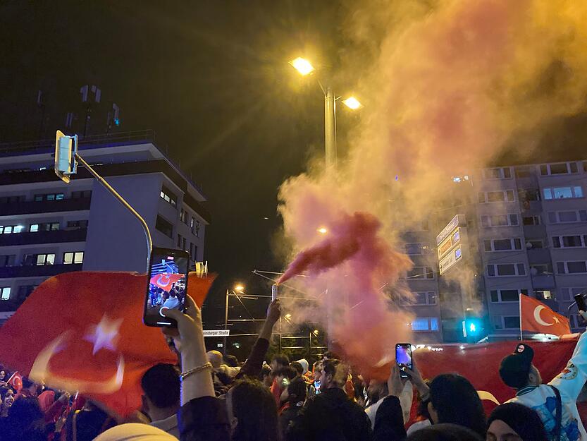 Es qualmt, es wird gejubelt und gefeiert in Heilbronn nach dem Viertelfinaleinzug der Türkei bei der EM 2024.