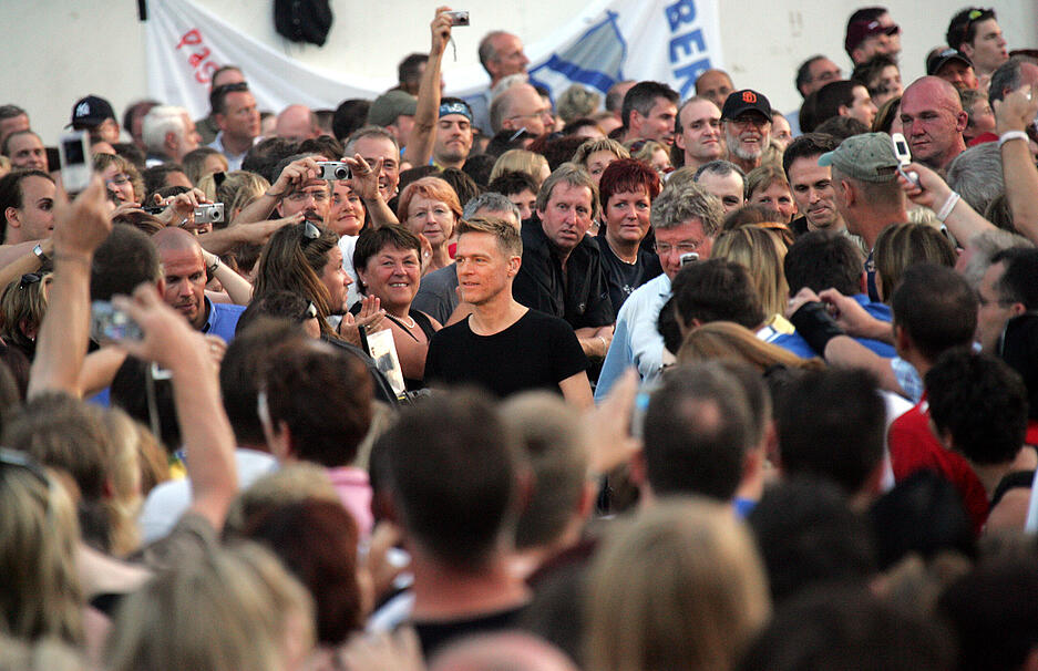 Im Jahr 2007 sucht Bryan Adams Kontakt zu seinen Fans. In Künzelsau tritt der Sänger auch 2025 wieder auf.