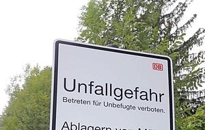 Betreten verboten: Verbotsschild am Lerchenbergtunnel. Betreten verboten: Verbotsschild am Lerchenbergtunnel.