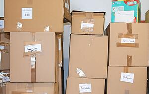 Die in Kartons verpackten und etikettierten Hilfsgüter warten auf ihren Weitertransport nach Altenahr. Im Feuerwehrhaus nehmen die Spenden etwa 20 Palettenplätze ein.
Fotos: Franz Theuer Die in Kartons verpackten und etikettierten Hilfsgüter warten auf ihren Weitertransport nach Altenahr. Im Feuerwehrhaus nehmen die Spenden etwa 20 Palettenplätze ein.
Fotos: Franz Theuer