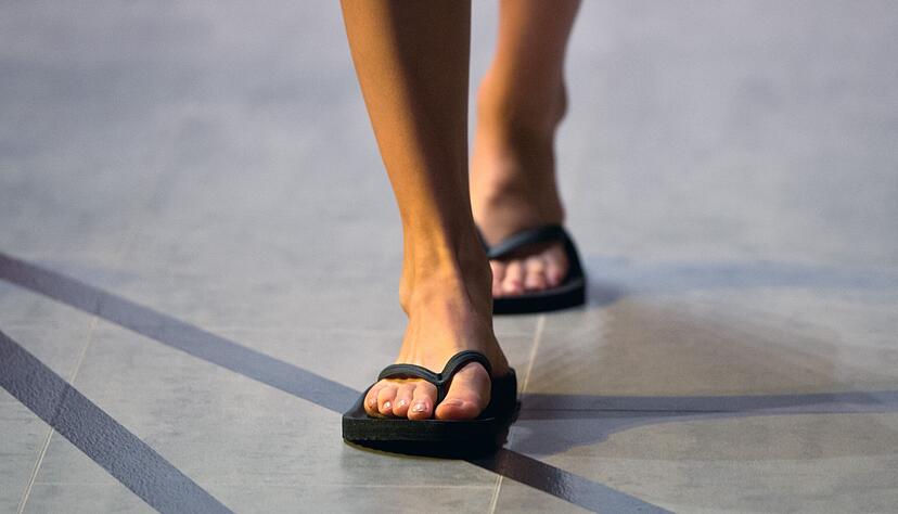Flipflops sind sehr minimalistische Schuhe, was bei dauerhaftem Tragen eine Fu&szlig;fehlstellung verschlimmern kann.