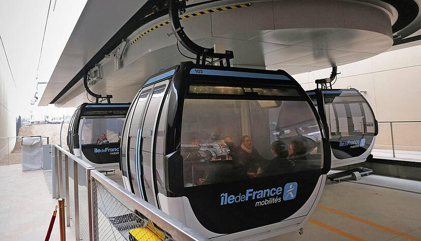 Einmal Seilbahn und zur&uuml;ck: Eine Heilbronner Delegation hat sich in Paris die Nahverkehrsgondel im Betrieb an gesehen.