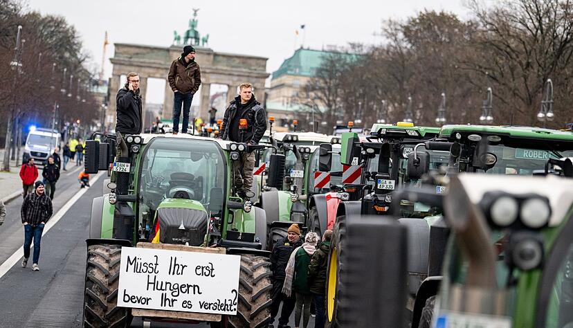 «Müsst ihr erst Hungern bevor ihr es versteht»: Die Pläne der Bundesregierung, den Agrardiesel und die Kfz-Steuerbefreiung für die Land- und Forstwirtschaft zu streichen, hat zahlreiche Bauern auf Straße getrieben. «Müsst ihr erst Hungern bevor ihr es versteht»: Die Pläne der Bundesregierung, den Agrardiesel und die Kfz-Steuerbefreiung für die Land- und Forstwirtschaft zu streichen, hat zahlreiche Bauern auf Straße getrieben.