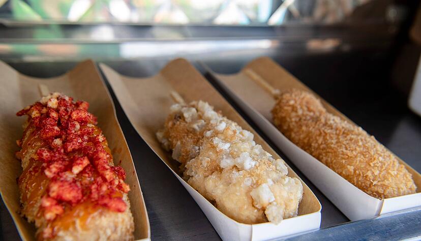 Koreanische Corn Dogs gewinnen auch in Deutschland immer mehr an Beliebtheit. (Symbolbild) Koreanische Corn Dogs gewinnen auch in Deutschland immer mehr an Beliebtheit. (Symbolbild)