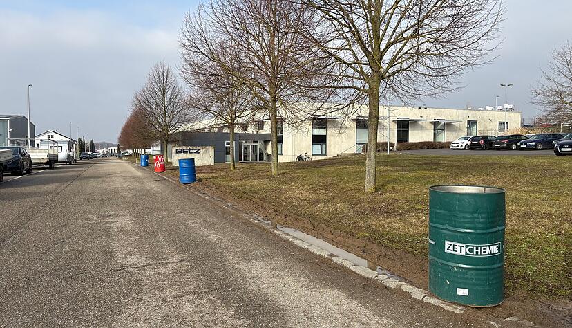 Immer wieder wird die Rasenfl&auml;che der Kurt Betz GmbH in Leingarten von Lkws &uuml;berfahren. Damit das nicht mehr passiert, hat das Unternehmen F&auml;sser nun aufgestellt.