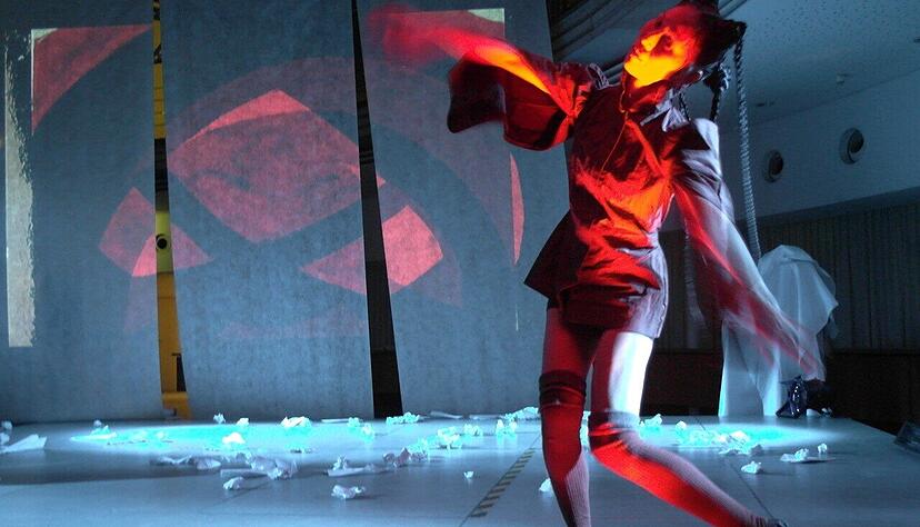 Filmstill aus dem Video &bdquo;Nijinsky ohne Kohle&ldquo;, eine Performance von Leonore Welzin, die Leben, Tageb&uuml;cher und bildende Kunst des T&auml;nzers Nijinskys verdichtet.