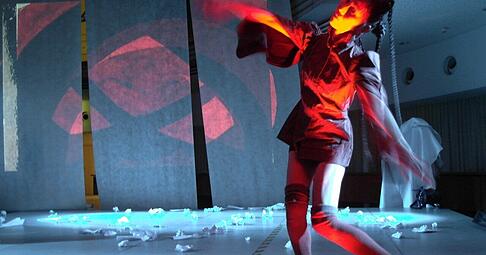 Filmstill aus dem Video &bdquo;Nijinsky ohne Kohle&ldquo;, eine Performance von Leonore Welzin, die Leben, Tageb&uuml;cher und bildende Kunst des T&auml;nzers Nijinskys verdichtet.