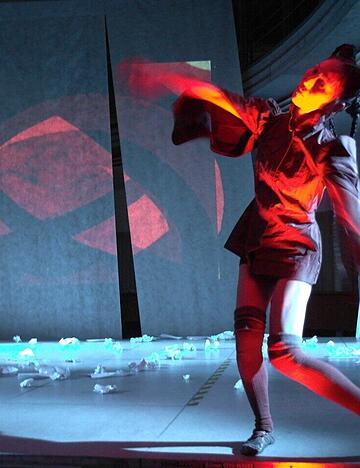 Filmstill aus dem Video &bdquo;Nijinsky ohne Kohle&ldquo;, eine Performance von Leonore Welzin, die Leben, Tageb&uuml;cher und bildende Kunst des T&auml;nzers Nijinskys verdichtet.