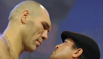 Nikolai Walujew (l) und der US-Boxer John Ruiz (r) blicken sich in die Augen.