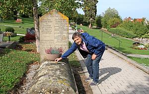 Der evangelische Pfarrer Johann Friedrich Mayer (1719-1798) hat einst die hohenlohische Landwirtschaft reformiert. Peter Lemke legt an dessen Grab eine kleine Kartoffel nieder. Der evangelische Pfarrer Johann Friedrich Mayer (1719-1798) hat einst die hohenlohische Landwirtschaft reformiert. Peter Lemke legt an dessen Grab eine kleine Kartoffel nieder.