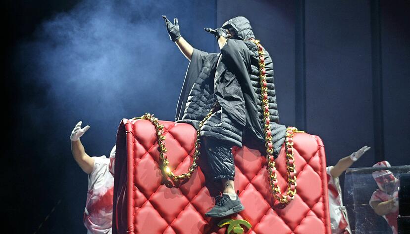 Zwischen Hedonismus, Ironie und Gesellschaftskritik: Deichkind bieten auf dem Cannstatter Wasen eine Show mit jeder Menge Schauwerten. Zwischen Hedonismus, Ironie und Gesellschaftskritik: Deichkind bieten auf dem Cannstatter Wasen eine Show mit jeder Menge Schauwerten.