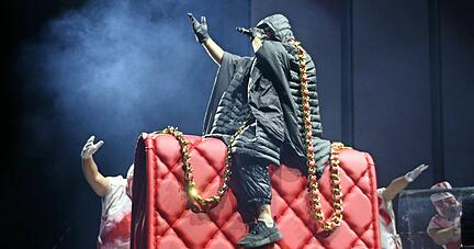 Zwischen Hedonismus, Ironie und Gesellschaftskritik: Deichkind bieten auf dem Cannstatter Wasen eine Show mit jeder Menge Schauwerten. Zwischen Hedonismus, Ironie und Gesellschaftskritik: Deichkind bieten auf dem Cannstatter Wasen eine Show mit jeder Menge Schauwerten.