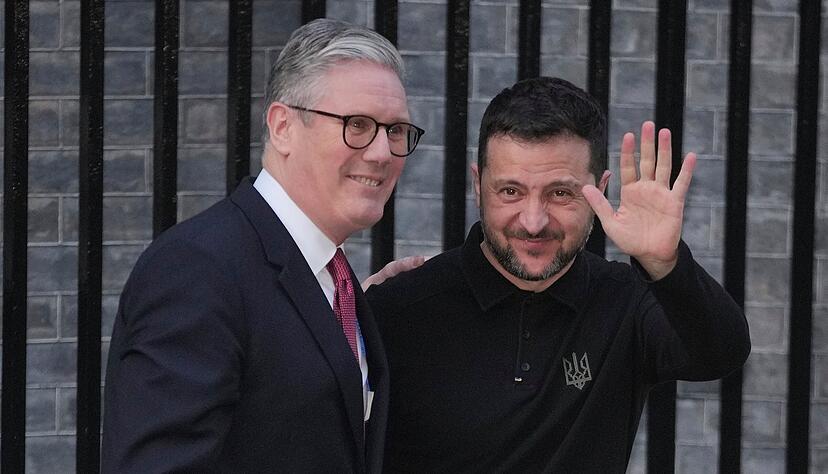 Der britische Premierminister Keir Starmer (l) begrüßt den ukrainischen Präsidenten Wolodymyr Selenskyj vor Downing Street Number 10.