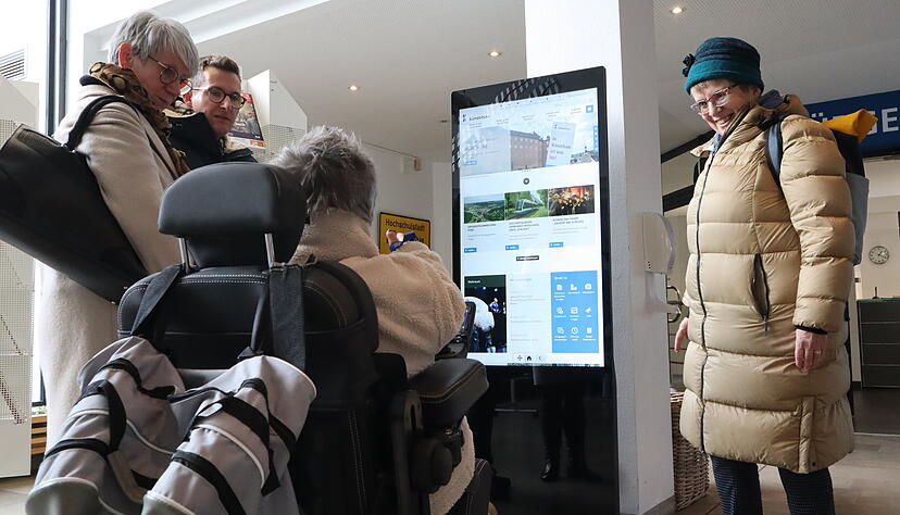 Mit dem Rollstuhl kann Ines Vorberg nicht unter den Monitor fahren, an den oberen Teil des Touchscreens kann sie nicht heranreichen.