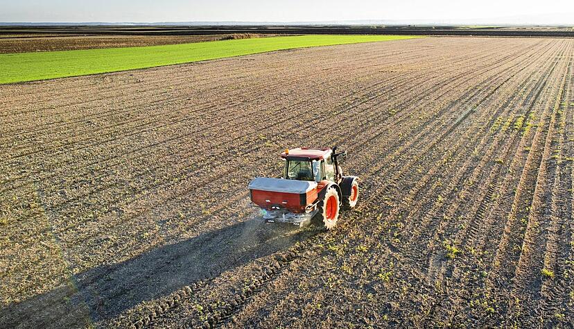 Ausbringung von D&uuml;ngemitteln auf einem Feld. In diesen Tagen werden zahlreiche Kulturen vorbereitet. Dabei erweisen sich die steigenden D&uuml;ngemittelpreise als Belastung.
Foto: Dusan Kostic/stock.adobe.com