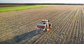 Ausbringung von D&uuml;ngemitteln auf einem Feld. In diesen Tagen werden zahlreiche Kulturen vorbereitet. Dabei erweisen sich die steigenden D&uuml;ngemittelpreise als Belastung.
Foto: Dusan Kostic/stock.adobe.com