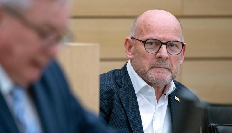 Winfried Hermann (Bündnis 90/Die Grünen), Verkehrsminister von Baden-Württemberg, sitzt während der Sitzung des Landtags von Baden-Württemberg an seinem Platz.