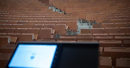 Ein leerer Hörsaal an einer Universität.