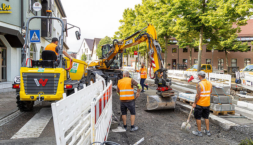 Am Rathausvorplatz wird parallel zur Sanierung der Ortsdurchfahrt die Bushaltestelle barrierefrei ausgebaut.