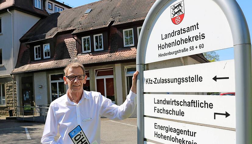 Die Kfz-Zulassungsstelle in der Hindenburgstraße ist am nächsten Mittwoch zum letzten Mal geöffnet. Auch Thomas Neumann, Verkäufer beim Öhringer Autohaus Koch, wird sich ab 21. Juni umstellen müssen.
Foto: Archiv/Reichert Die Kfz-Zulassungsstelle in der Hindenburgstraße ist am nächsten Mittwoch zum letzten Mal geöffnet. Auch Thomas Neumann, Verkäufer beim Öhringer Autohaus Koch, wird sich ab 21. Juni umstellen müssen.
Foto: Archiv/Reichert