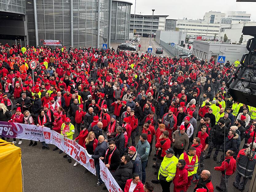 Mitarbeiter des Audi-Werks in Neckarsulm versammeln sich am Mittwoch zu einem Warnstreik.