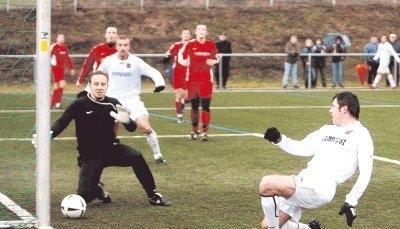 Der Hollenbacher Marc Oberndörfer setzt mit dem Tor zum 4:0 den Schlusspunkt im Heimspiel gegen Donzdorf.Foto: Marc Schmerbeck Der Hollenbacher Marc Oberndörfer setzt mit dem Tor zum 4:0 den Schlusspunkt im Heimspiel gegen Donzdorf.Foto: Marc Schmerbeck