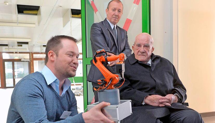 Laborleiter Dieter Wörle zeigt Otto Rettenmaier mit einem Roboter-Modell, um was in der von ihm mitfinanzierten Forschungseinheit gehen wird. Bis Herbst soll der Umbau der Interimsmensa abgeschlossen sein. Foto: Mario Berger Laborleiter Dieter Wörle zeigt Otto Rettenmaier mit einem Roboter-Modell, um was in der von ihm mitfinanzierten Forschungseinheit gehen wird. Bis Herbst soll der Umbau der Interimsmensa abgeschlossen sein. Foto: Mario Berger