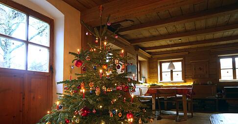 Ein Weihnachtsbaum mit echten Kerzen - da kommt bei vielen Leuten so richtig Feststimmung auf.