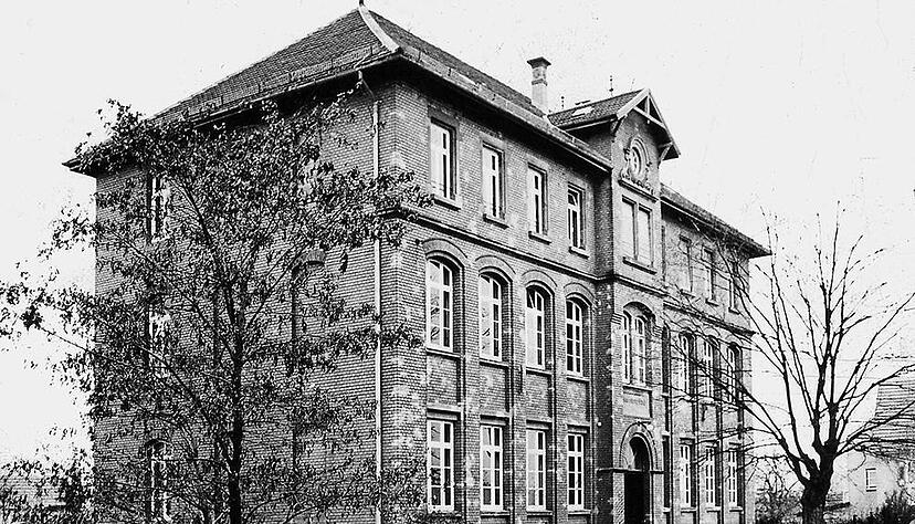 Zusammengestellt von Archiv und Dokumentation der Heilbronner Stimme 

Am 14. Mai 1902 &ouml;ffnet die Schule an der Staufenbergstra&szlig;e in Sontheim, dem heutigen Heilbronner Stadtteil, ihre Pforten. Bis Ende der 30er Jahre werden Sch&uuml;ler nach Konfessionen getrennt unterrichtet.