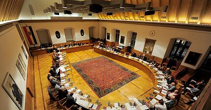 Vor Corona tagte der Heilbronner Gemeinderat im großen Ratssaal des Rathauses. Auf Gerichtsbeschluss muss das Gremium nun die beschließenden und beratenden Ausschüsse neu besetzen. 
Foto: Archiv/Mugler Vor Corona tagte der Heilbronner Gemeinderat im großen Ratssaal des Rathauses. Auf Gerichtsbeschluss muss das Gremium nun die beschließenden und beratenden Ausschüsse neu besetzen. 
Foto: Archiv/Mugler